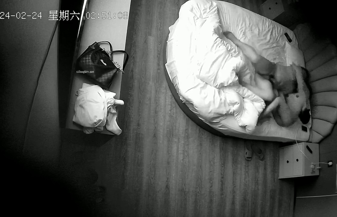 2024-3-4流出酒店偷拍 稀有贝壳房大胸女友和持久眼镜男友 一炮就一小时 被玩坏了瘫趴在床边