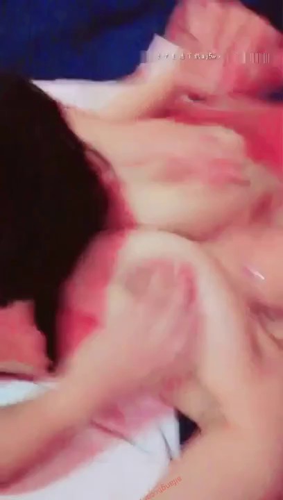 对白搞笑在按摩会所上班的大波女技师边工作边偸录给饥渴眼镜男服务抓着大奶使劲裹又口又撸不过瘾还要约出打炮