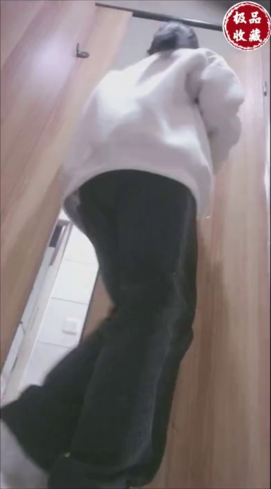 2024一月最新流出 厕拍极品收藏 巅峰视角系列 商场后拍尿很急的白色长靴美女逼逼还挺嫩的.