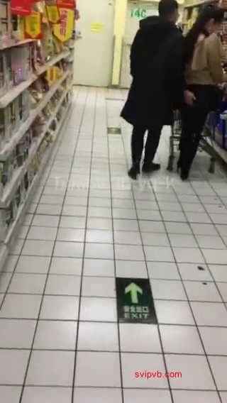 推特红人绿帽大神带美娇妻在国内某大型超市内真空露出让别的男人摸臀停车场内啪啪啪