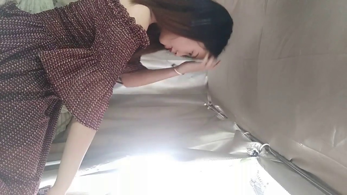 某高校女神级美女洗澡掰穴自拍 貌似还是个处 逼逼里真粉嫩