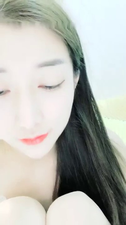 高颜值妹子营养快线抹逼道具自慰，按摩器插入快速抽插无毛逼逼非常诱人，很是诱惑喜欢不要错过