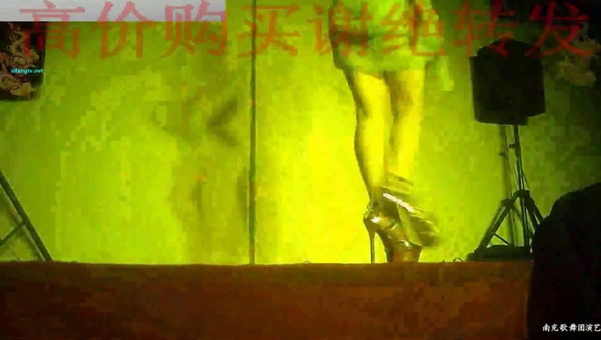 【重磅推荐】精选小县城色情小剧场演出福利第一部，诱人苗条身躯，裸体走秀，群狼环绕，非常刺激，1080P