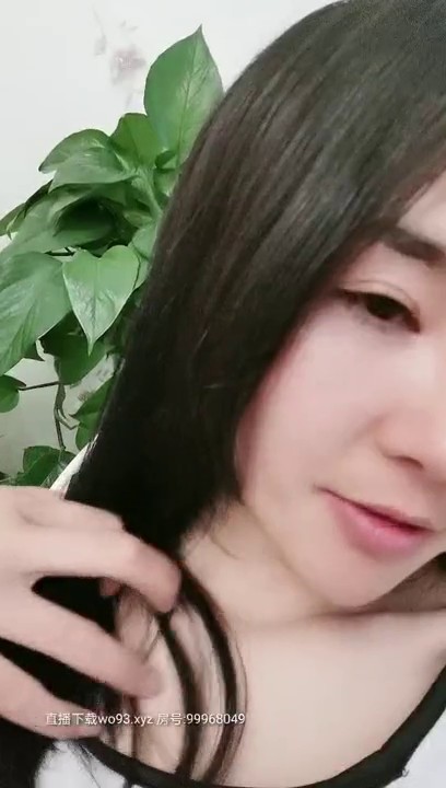 2020.2.21【金莲小仙女】重庆妹子约炮友来家试用新买的润滑液，口交抠穴玩得不亦乐乎，浴室撒尿掰穴大白臀视觉冲击强