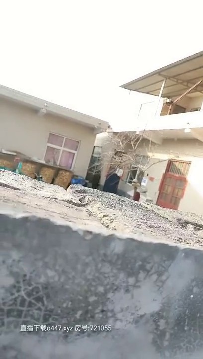 2020.2.24【乡村偷情故事】河南农村小伙跟邻居媳妇的风流韵事，趁她家中无人翻墙进去，舔穴水好多后入插进去大白臀