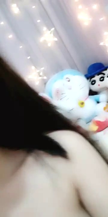 清纯美人情趣睡裙还写个你瞅啥，露脸颜值高看着就想草，奶子翘挺粉嫩，逼逼干净水多非常诱人身材完美必看