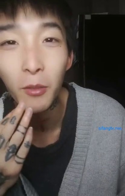 高颜值妹子【越南女孩18】学生制服和男友啪啪，网袜上位骑坐抽插大力猛操，很是诱惑喜欢不要错过