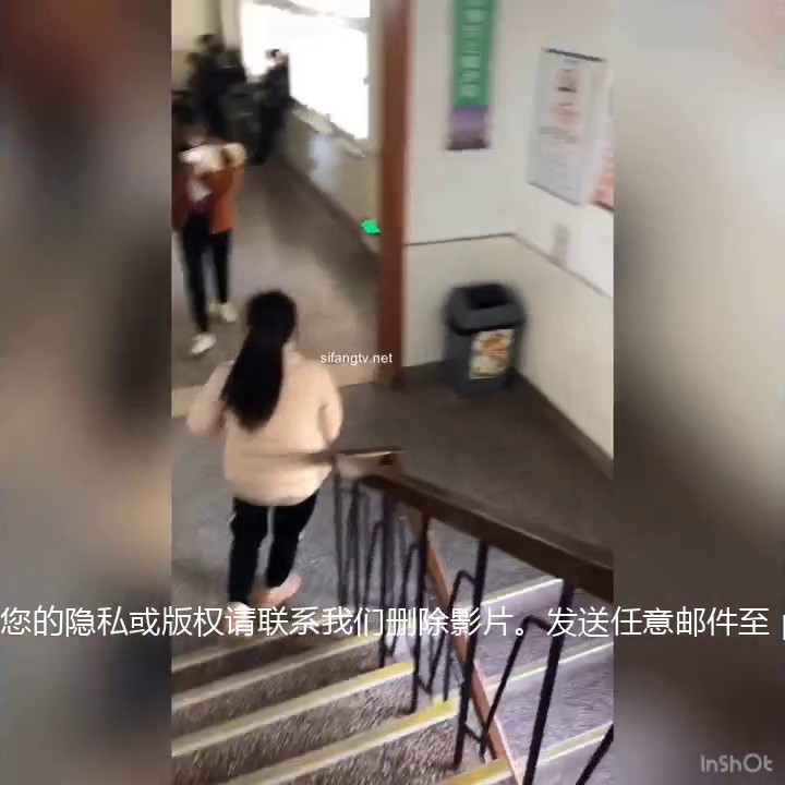 【厕拍】最新流出推特大神冒死偷拍同年级女生上厕所