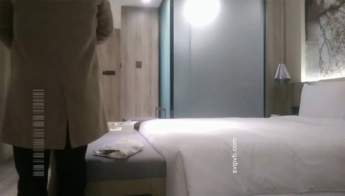 土豪胖哥酒店2500元网约169CM极品长腿性感外围美女,颜值高,身材棒爱不释手,操逼时还有点傲,恨不得干的她不能下床!