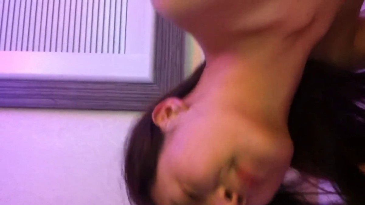 高校年轻漂亮美女恋上男老师大叔开房造爱妹子阴毛真性感看着色情电影啪啪无毛小嫩穴不插直接肛交1080P原版