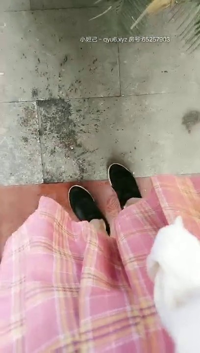 什么是快乐星球美少女的快乐五一假期，超短裙里真空夹着大黑牛在商场、公园、街道、路人身边潮吹 图文自制20P2V2