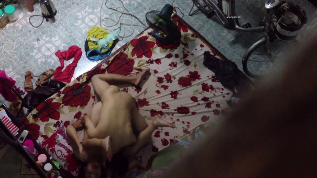 窗户偷拍情侣被操实在忍不住大叫 用被子捂嘴 各种姿势干一遍 操不尽的疯狂 高清2