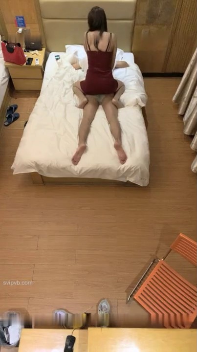 小伙打牌赢钱后到酒店花了600元狂操包臀短裙性感美女技师,2人有说有笑的,美女不仅被干了还被男的偷拍了过程!