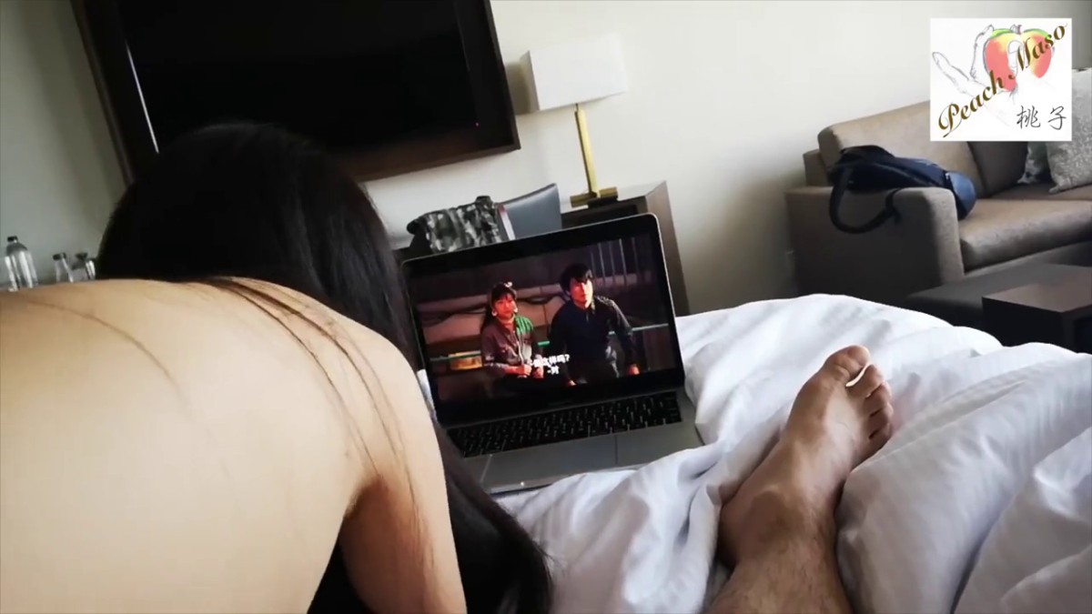 白虎嫩穴桃子和包养的变态干爸爸一边看淫片一边被调教做爱内射骚穴1080P高清版