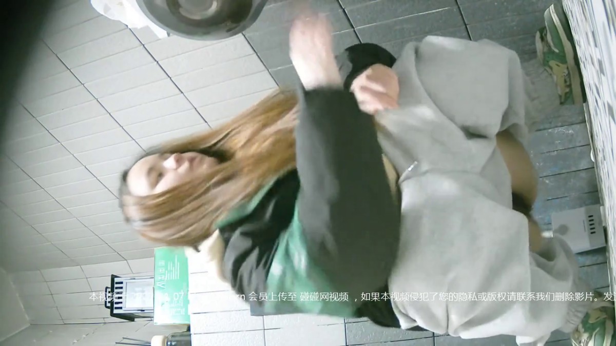 三月流出厕拍大神❤️写字楼女厕前后景双视角高清偷拍女同事尿尿黄色长靴高颜值气质美女复古穿戴2