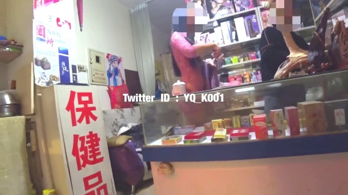 推特大神YQ_K丰满骚妻情趣用品店购买情趣内衣 让老板帮忙用自慰棒捅小穴 对白很是淫荡