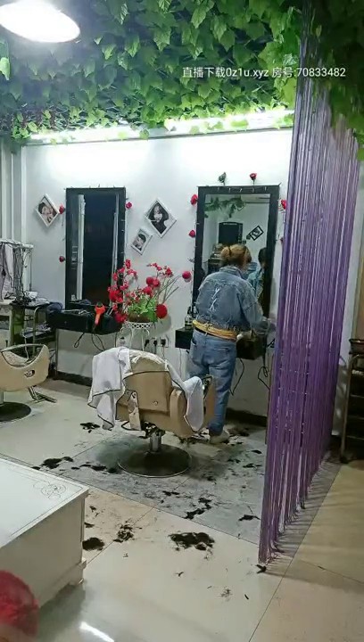 2020.4.11，真实理发店偷拍，客人不知道老板娘逼里正塞着跳蛋，淫水流了一裤裆，没有客人就开始袒胸露乳抠骚穴