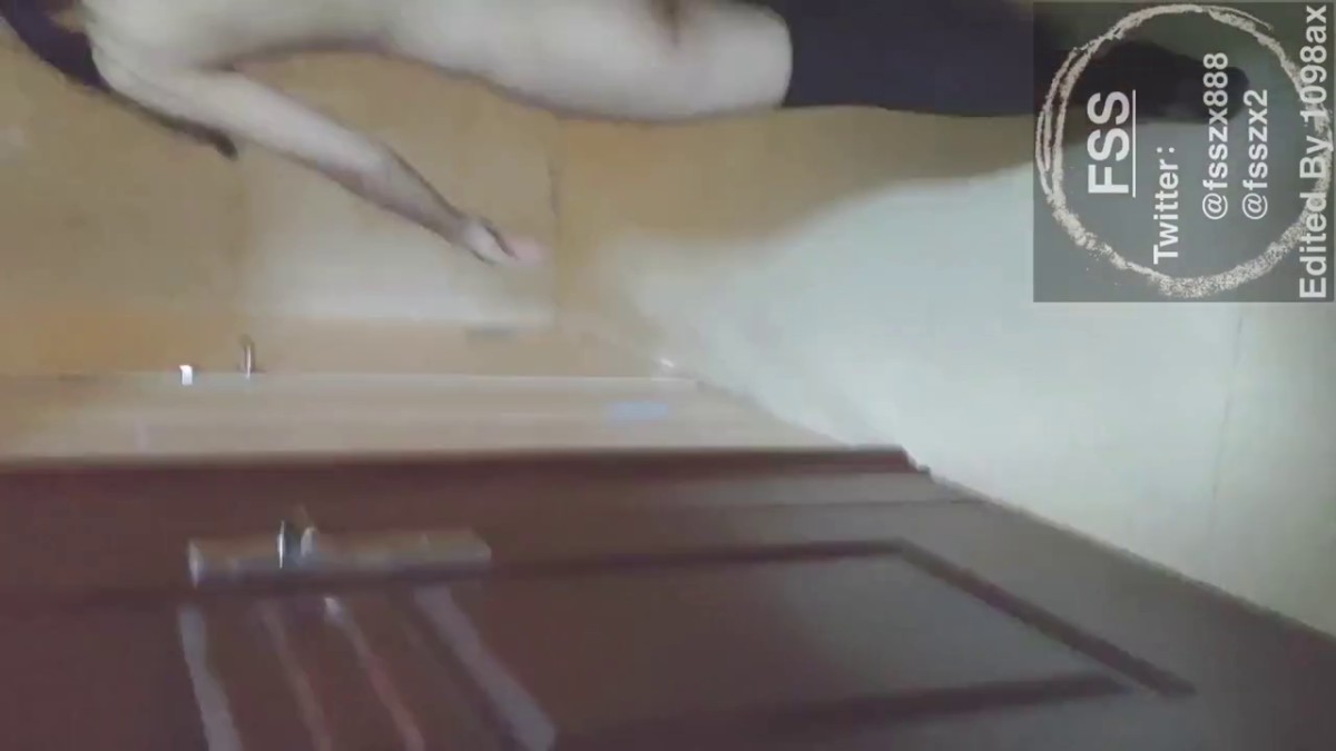 最近很火的Twitter知名户外露出网红FSS蜂鸟箱任务全裸从23楼到一楼到指定蜂鸟箱拿自慰棒到小区游乐场自慰