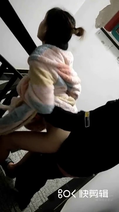 樱子老师和表哥寻求刺激，穿着睡袍就在楼梯干，被表哥艹得太爽，呻吟淫荡地叫被发现，狼狈回房间，还在流水！