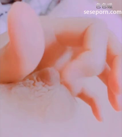 极品爆乳网红美少女软软趴在床单上VIP收费诱人视频之火车露点自慰 不怕旁边旅客醒了被强操吗？高清无水印