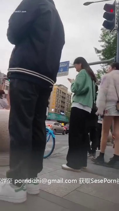 -商场女厕偷窥大长腿美女