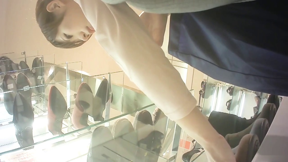 商场跟随TP极品看鞋美女裙底 小内内抱不住多跑出来了 胸罩大小咪咪也拍了下来