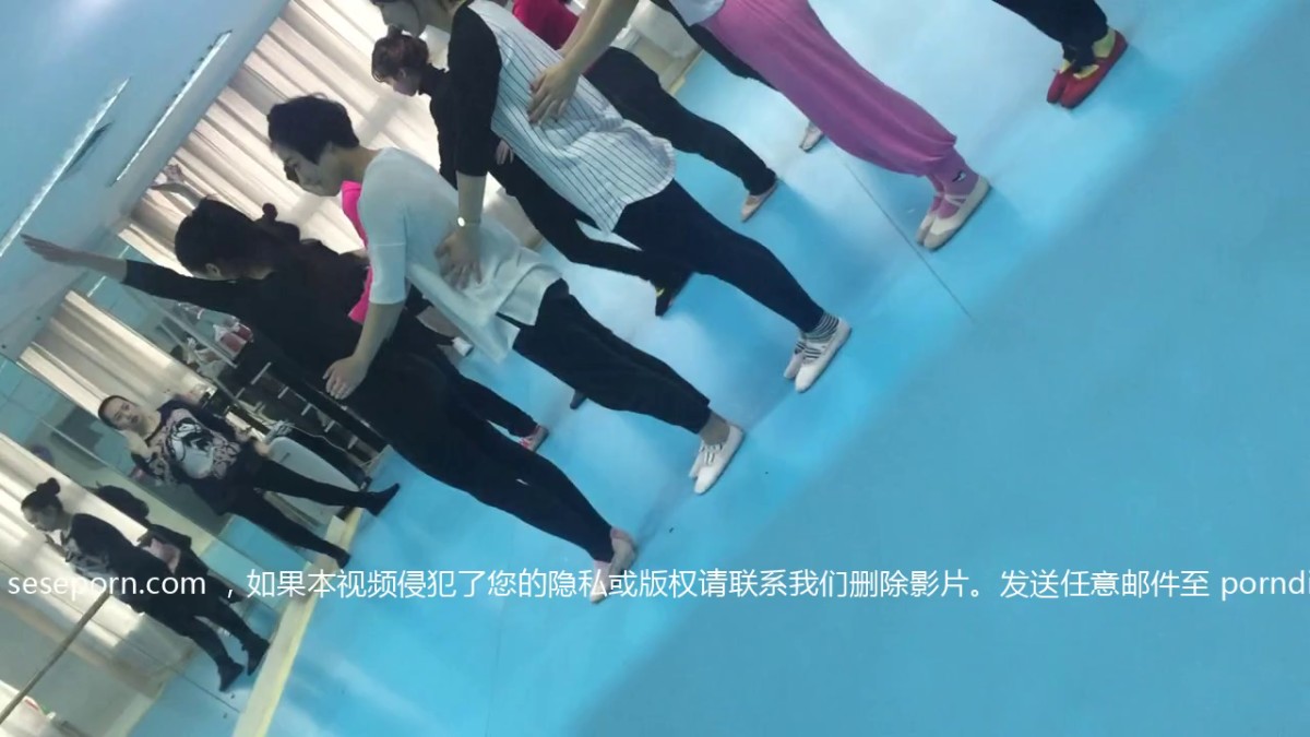 胆大包天牛人某艺术培训班偸拍女学员上课练舞更衣间换衣卫生间嘘嘘妹子像个处女尿尿一条线