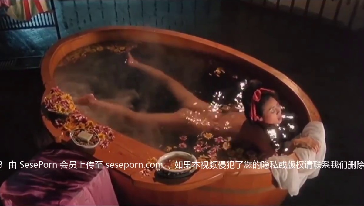 波霸叶子楣当年被胁迫拍摄的一部漏点古装，徐锦江跟她搭戏，水里啪，如今再看，叶子楣还是那么火辣有魅力！
