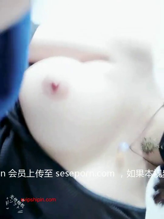 萌萌哒高中学妹，奶头红彤彤的 粉嫩的模样当她骚骚地解开下面插手指自慰露出两瓣黑木耳，淫荡啊被流氓操不少了吧！