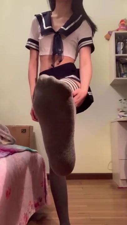 极品推特网红生物老师『闵儿』学生水手服大尺度自慰言语诱惑 指插菊花出白浆再尿尿清理一下