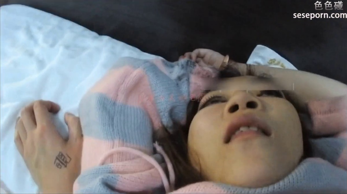 【新年巨献】4-女神级性感美女陪闺蜜KTV见网友喝多上厕所时2男想在厕所操她,没得手后把她带到酒店2人轮流干!