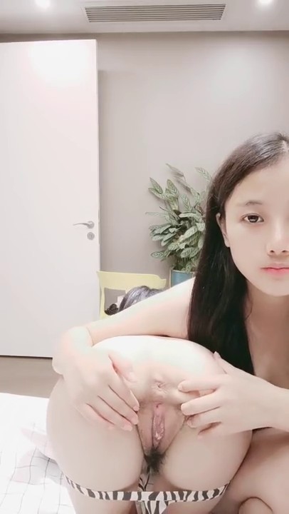 超清纯颜值姐妹花双女大尺度秀，脱下丁字裤翘起屁股，互相揉捏掰穴菊花展示，屁股叠罗汉拨开丁字裤诱惑