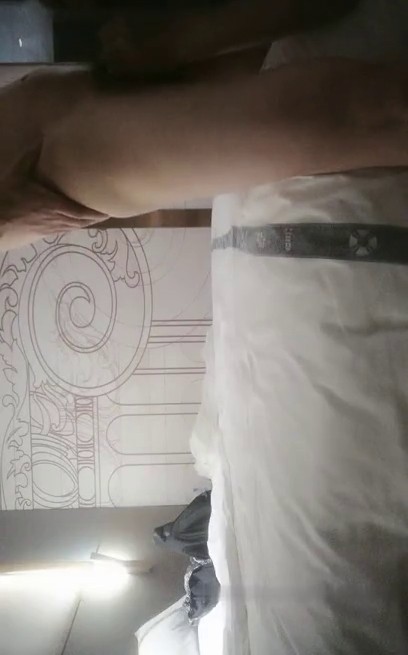 酒店偷拍苗条大长腿女神级大学美女私会网友换上黑丝情趣服被男的一顿操