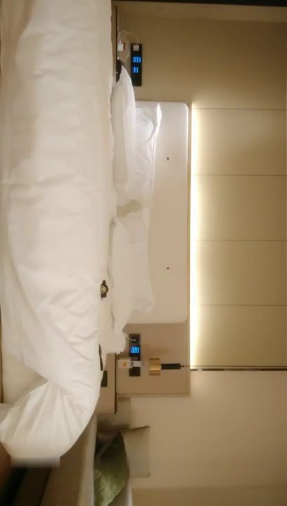 手机直播骚气主播疯狂道具插B自慰还能用脚抓着道具还挺熟练不要错过