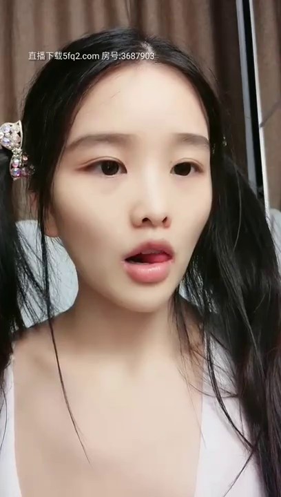 肥臀颖妹双马尾甜美萌妹子全裸诱惑，开裆白丝慢慢脱掉露粉穴近距离特写，关灯扭动大白屁股