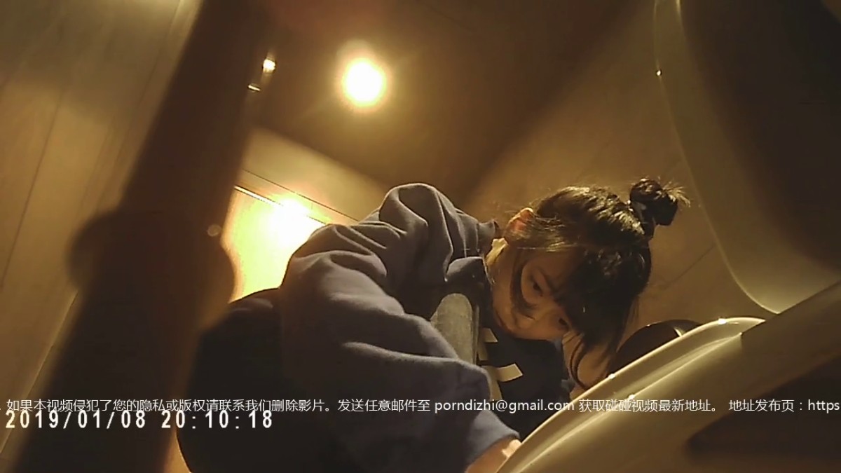 七月最新流出❤️大神潜入国内某洗浴会所四处游走❤️泳池戏水更衣偷拍~极品美女不期而遇