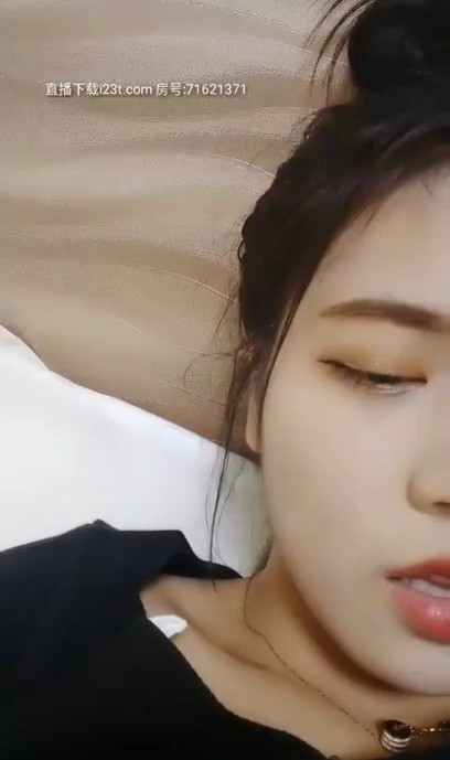 是你的楠楠长相清纯萌妹和男友啪啪，按摩器先自慰口交上位骑乘猛操