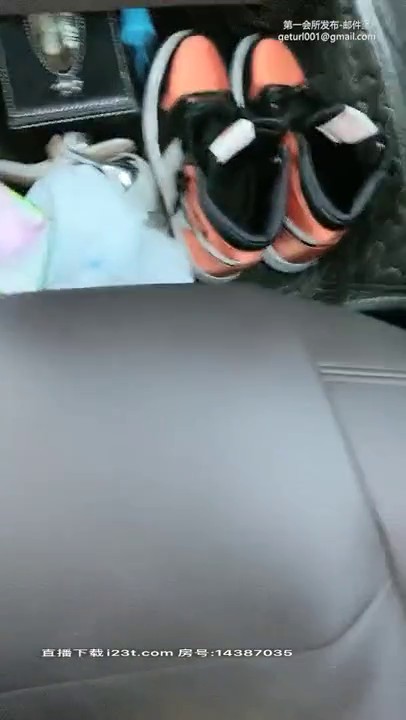 2020.8.8，【02萝莉求带走】野外车震撒尿，粉嫩白虎小萝莉玩露出，皮肤白皙爱舔鸡巴，无套内射精液满满