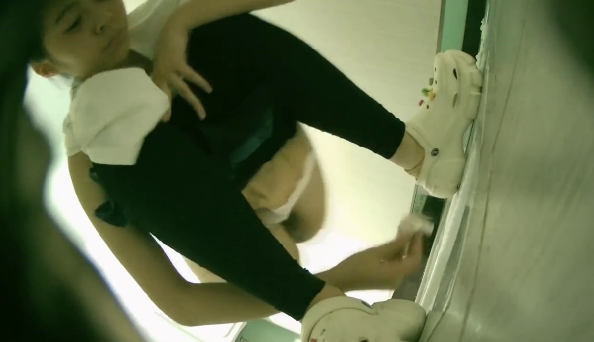 最新流出厕拍大神潜入某艺校女厕 偷拍多个身材颜值都不错的舞蹈生 脱衣 露胸 尿尿