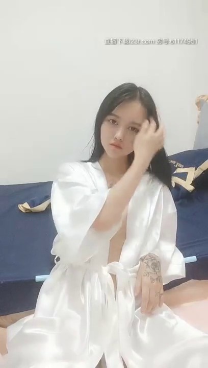 小骚骚逼呦清纯萌妹子自慰诱惑，近距离特写大黑牛震动翘屁股假吊抽插