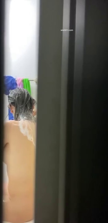 爬窗偷窥漂亮美眉洗香香 小娇乳 稀毛鲍鱼