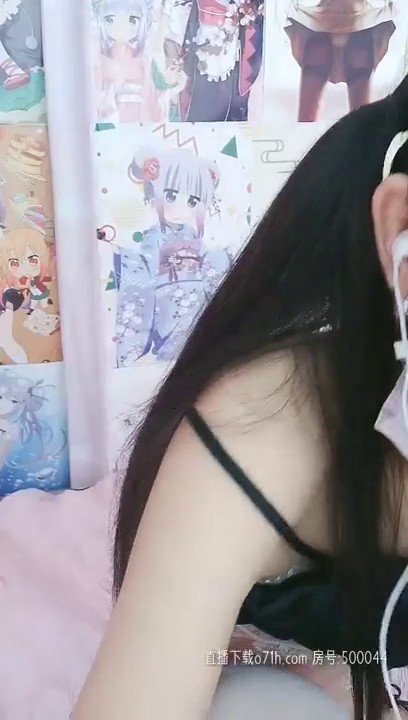 齿喵双马尾萝莉萌妹子道具自慰，较小身材无毛粉穴手指口交玻璃杯抽插