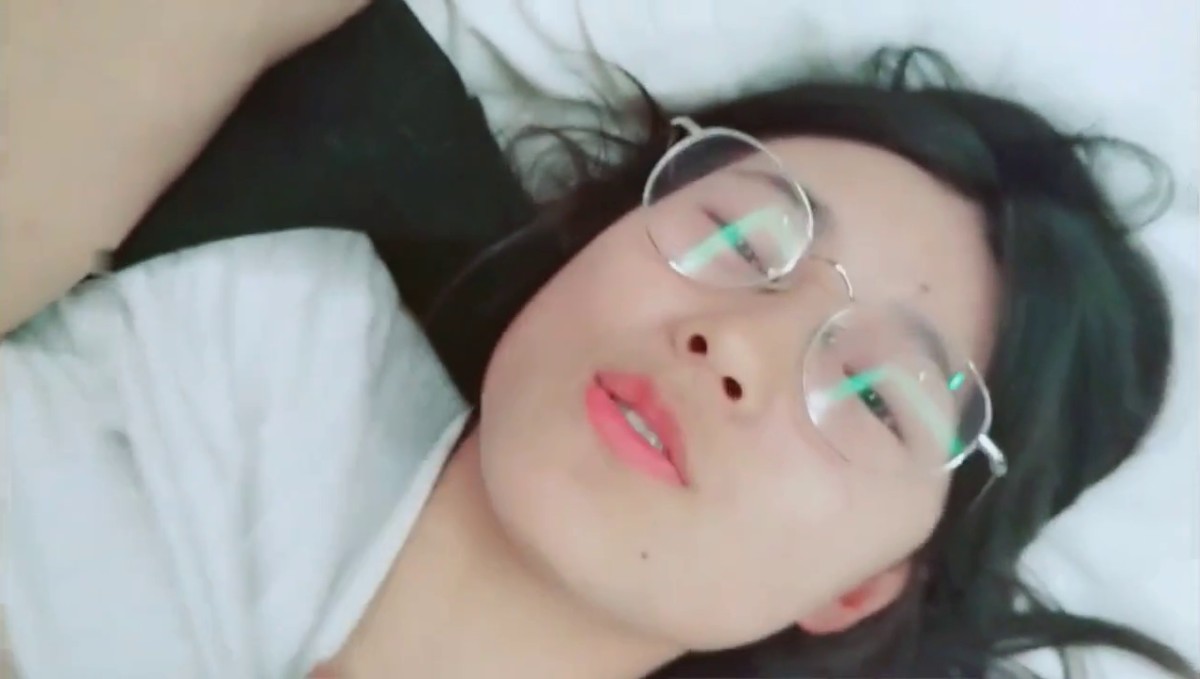 外表清纯斯文知性大学生闷骚眼镜妹内心淫荡至极不停挑逗男友还说来呀来呀实在受不了按倒床上扒光尽情发泄国语对白