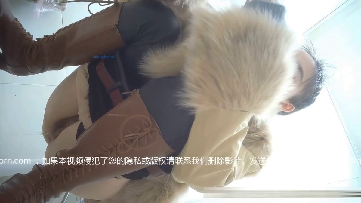 全景正拍！颜值不错的小姐姐 穿着名牌皮草小便