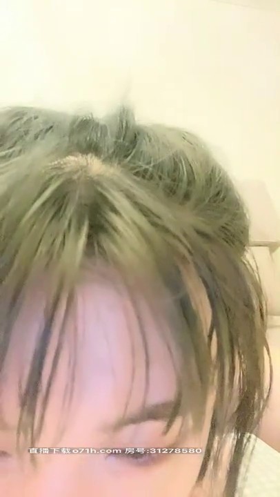 少女呜呜高颜值非常嫩萌妹子小尺度诱惑，自摸奶子拨开内裤特写粉穴