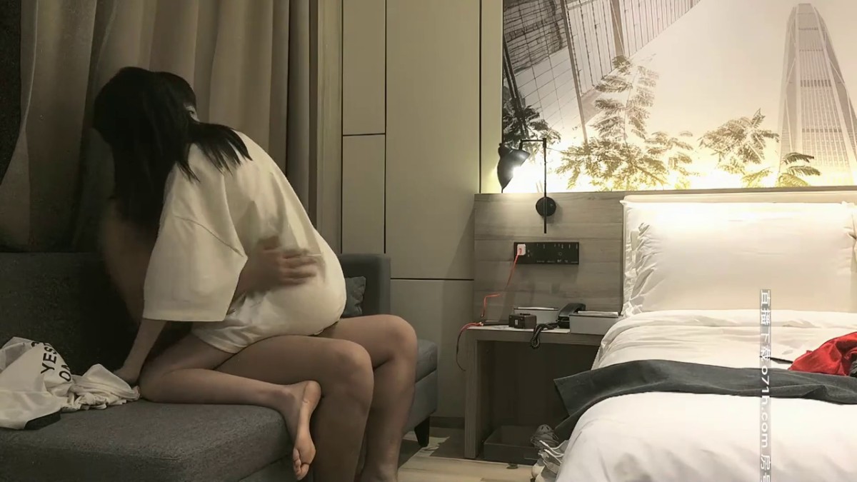 【AI高清2K修复】2020-9-1 小宝寻花白色T恤苗条妹子，舌吻调情骑坐自己动床上猛操