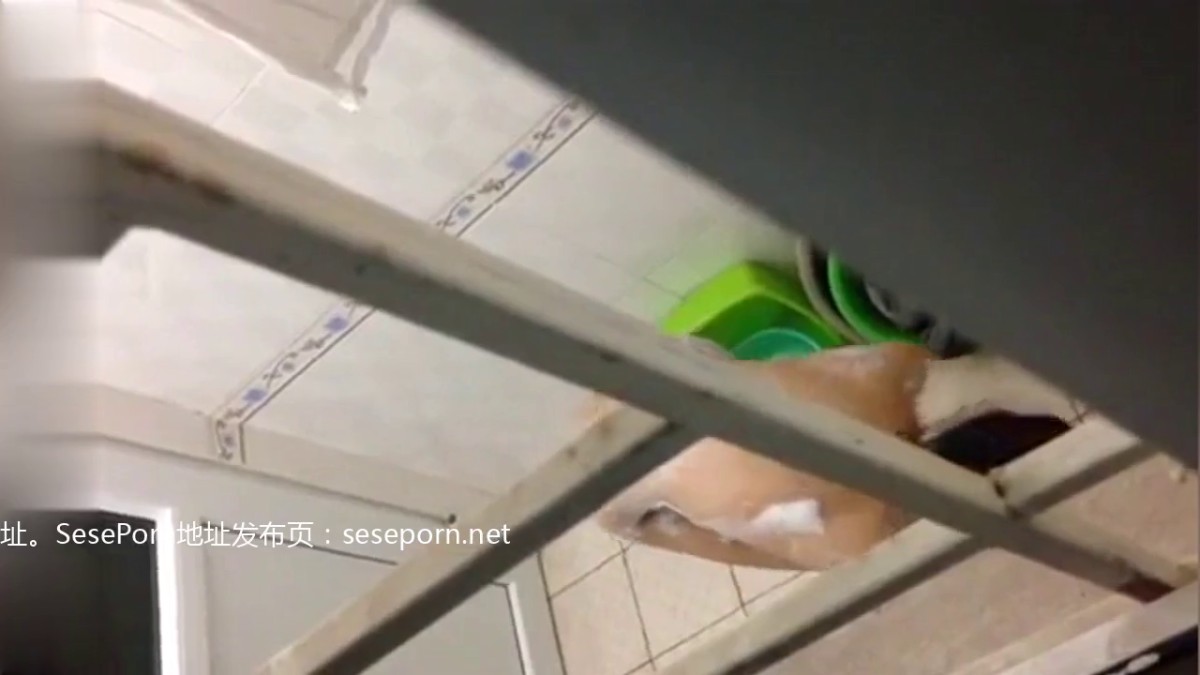 晚上睡不着趴窗户偷窥邻居出租屋打工妹洗澡下面毛还挺黑的真想摸一把_0