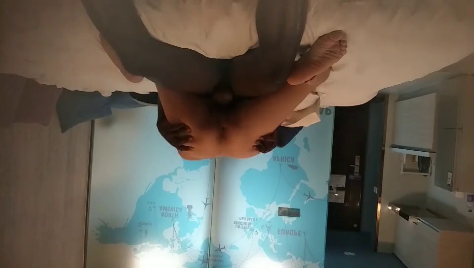 狼哥雇佣黑人留学生酒店嫖妓偷拍第一场没尽兴吃完宵夜酒足饭饱又给黑人约了个漂亮卖淫妹子草