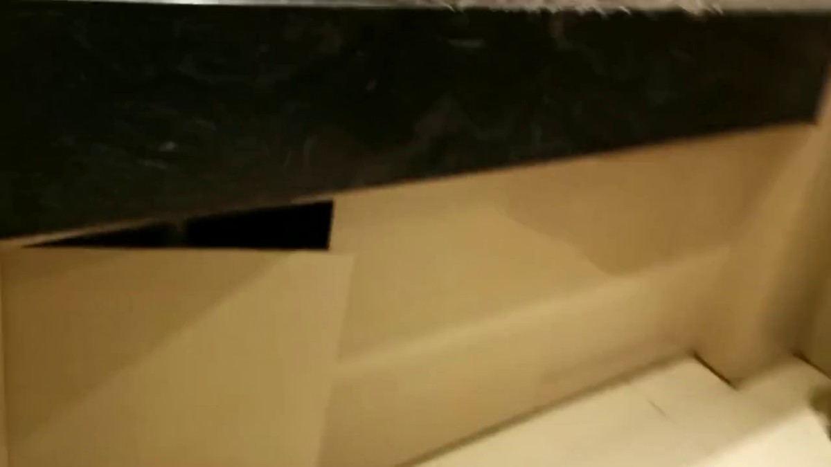 长裙美女尿完后一直臭美照镜子