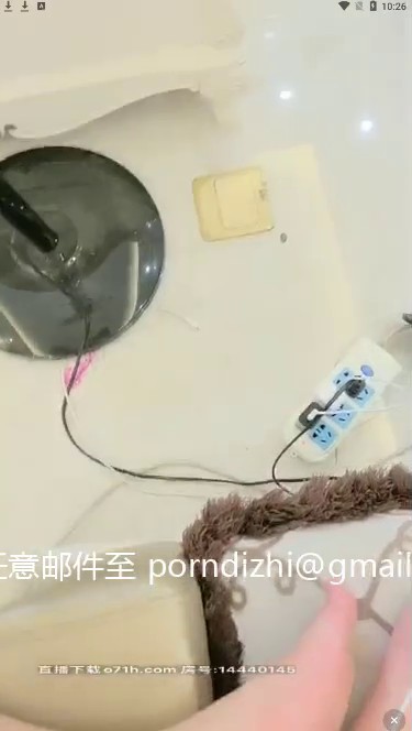 身材超级棒的00后萝莉小美女，穿上黑丝尽显美腿，翘着屁股那美臀简直要人老命，猛男狂干受不了内射，小美女生气了嚷嚷的叫他去买避孕药 (2)